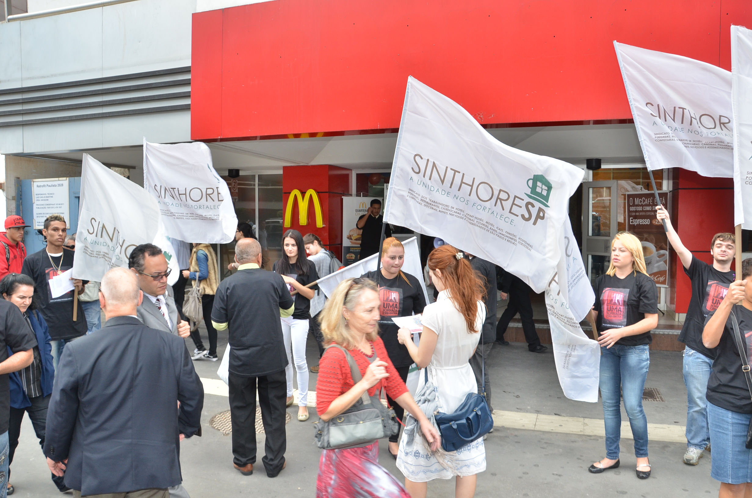 Sinthoresp participa de manifestação global contra a exploração de mão de obra no McDonald’s