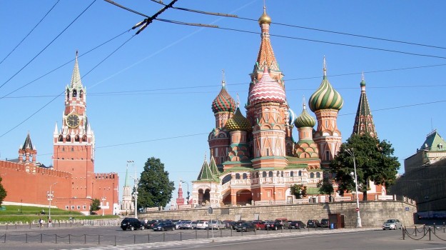 Activistas encenam expulsão do hambúrger americano em Moscovo