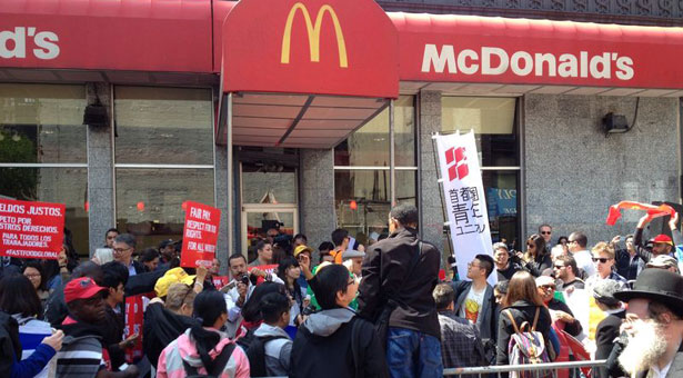 Em Nova Iorque, trabalhadores do mundo todo protestam contra abusos do McDonalds 