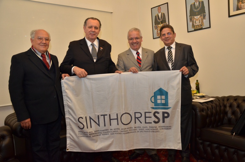 Maçonaria paulista e Sinthoresp recebem o presidenciável Eduardo Campos