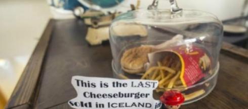 Último hamburguer da McDonald's vendido na Islândia permanece intacto passados seis anos