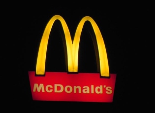 Sindicatos protocolam ação contra McDonald's na Justiça do Trabalho