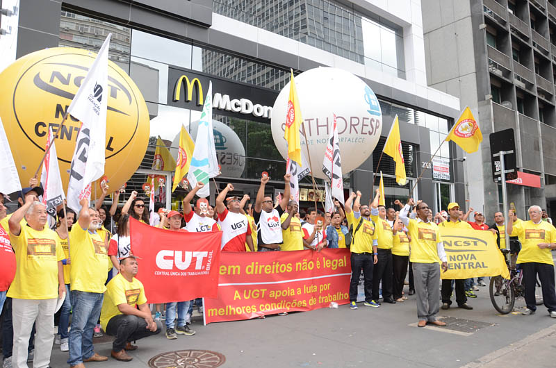 Protesto contra o McDonald's movimenta Avenida Paulista