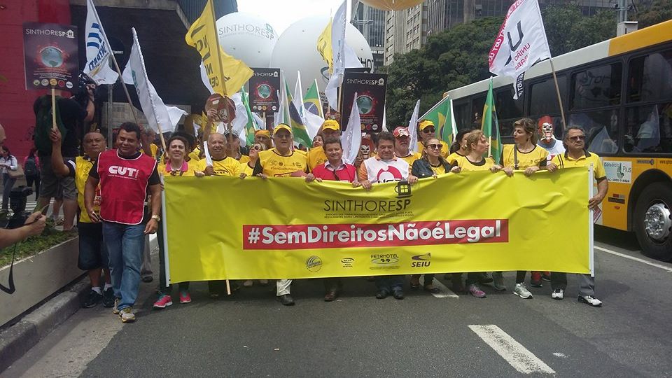 Centenas ocupam a Paulista para protestar contra o McDonald´s