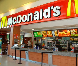 Sindicato pede que MPT investigue McDonald's por fraude na concessão de planos de saúde