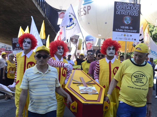 Funcionários do McDonald’s realizam manifestação na Avenida Paulista