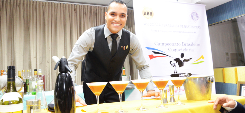 Jovem bartender vence concurso sediado pelo hotel do Sinthoresp