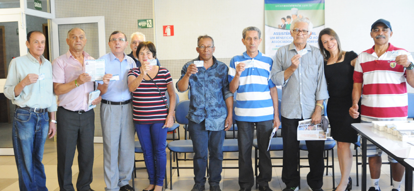 Aposentados recebem carteirinhas do projeto “Ombro Amigo”